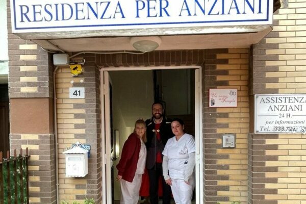Donazione di panettoni a una residenza per anziani durante il Natale