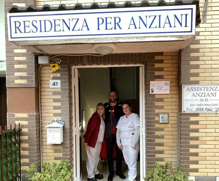 Donazione di panettoni agli anziani: Natale di solidarietà